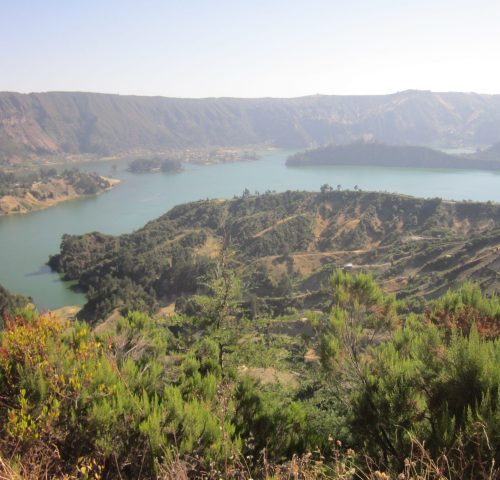 Gorgeous Wenchi Crater Lake1